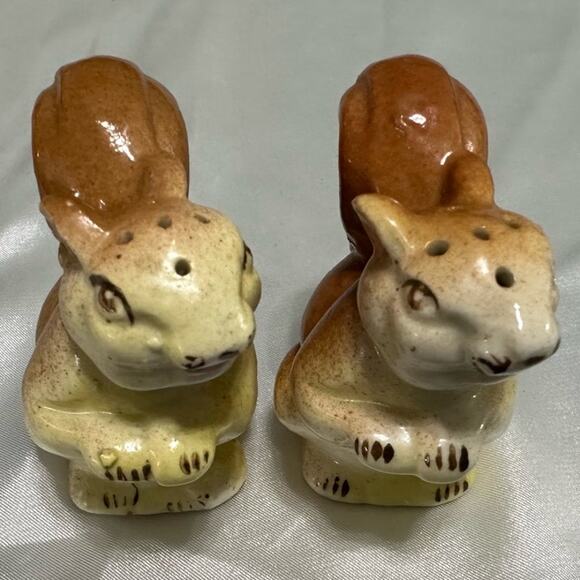 Vintage Standing Squirrel Ceramic Salt and Pepper Shakers - Made in Japan - Picture 3 of 6